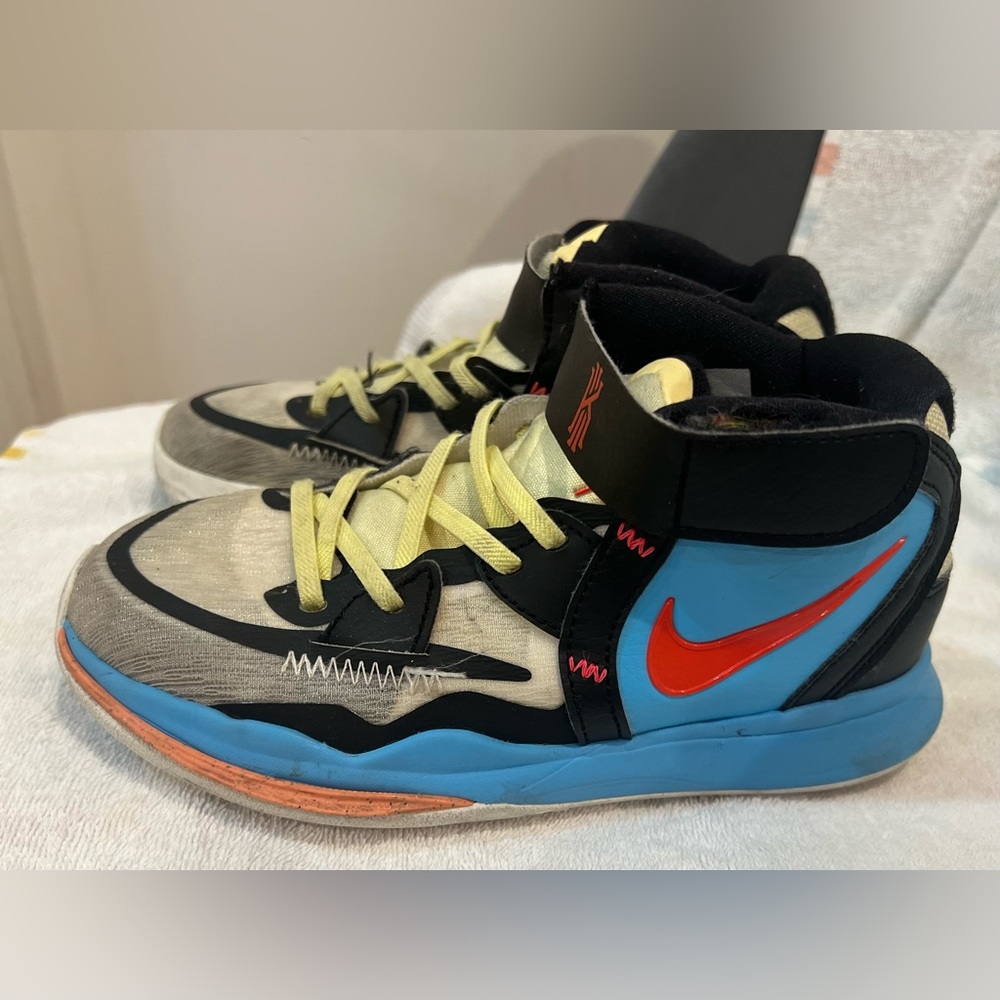 Kids Nike Kyrie Sneakers- size 1.5
